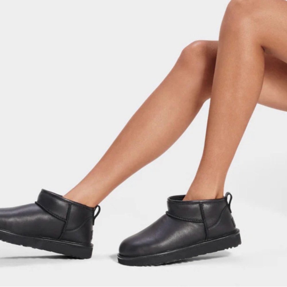 UGG RARE Women's Classic Ultra Mini Black Leather Winter Boots 10M